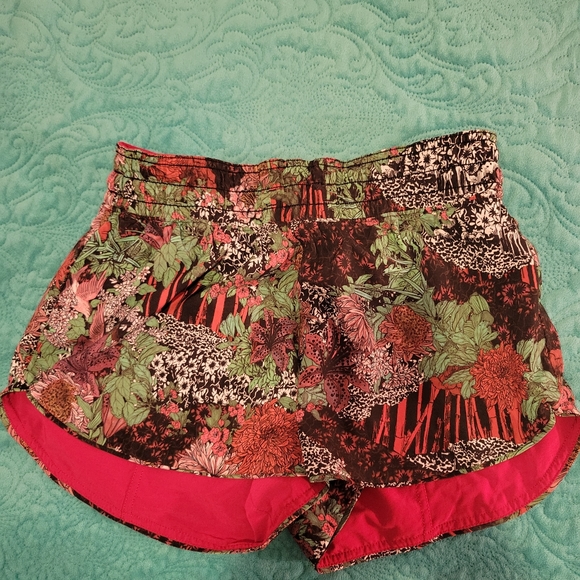Lululemon reversible shorts size 6 - Picture 6 of 7